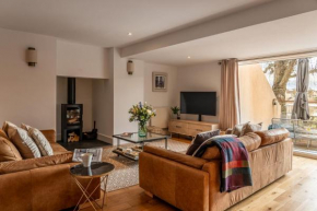Chiff Chaff - Gorgeous, centrally located detached holiday home with gated deck and direct lake access